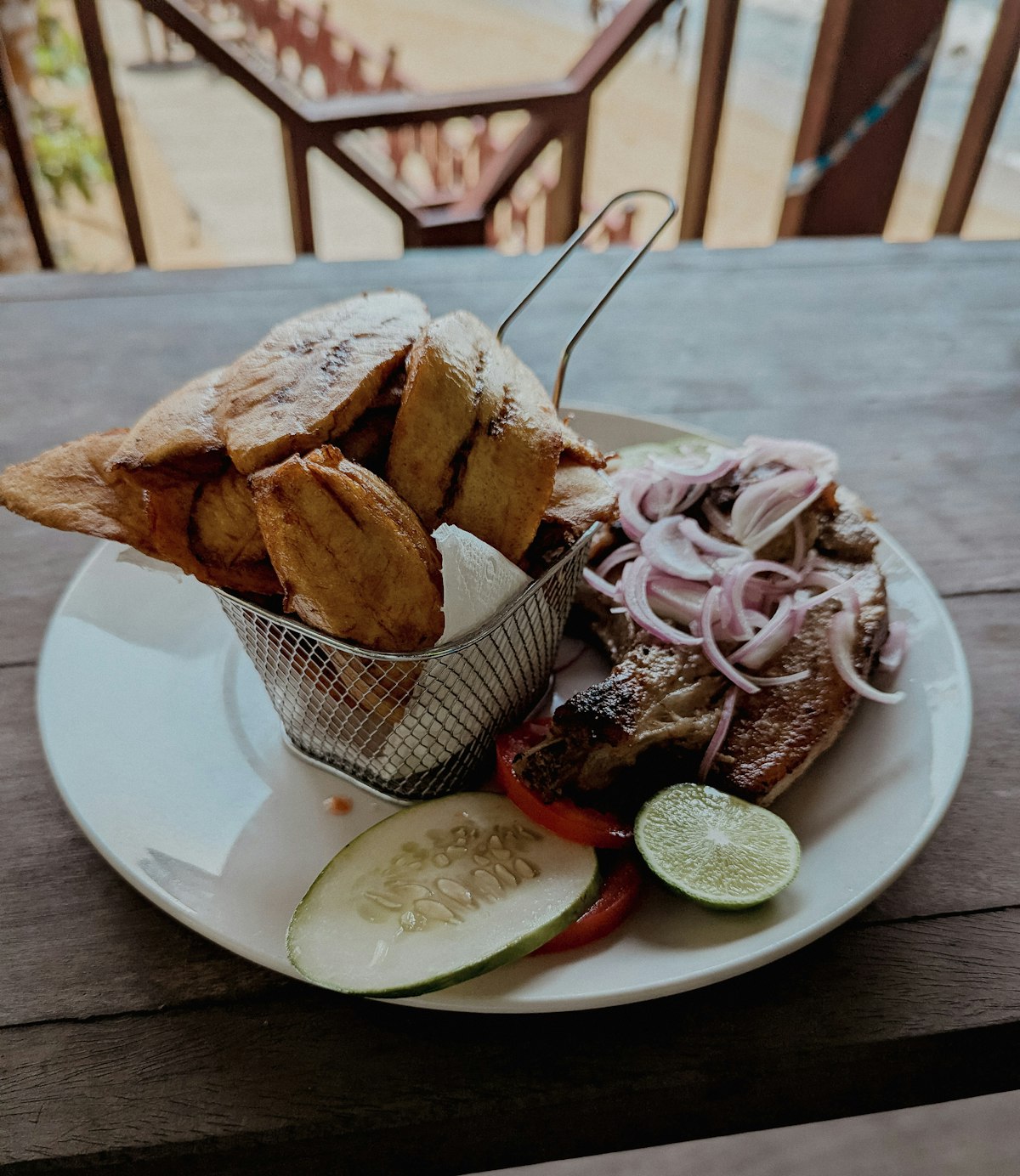 Alloco poisson braisé : Bananes plantain mûres frites, poisson braisé, oignons rouges et citron vert.