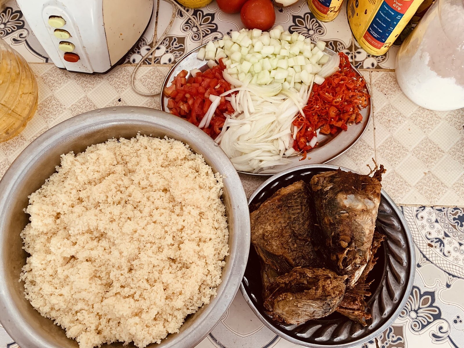 Attiéké, poisson frit, oignons et piment
