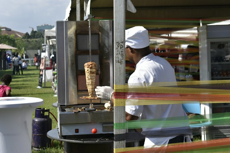 Cuisinier préparant des grillades
