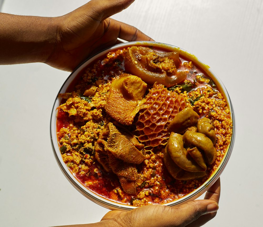 Bol de soupe egusi aux viandes