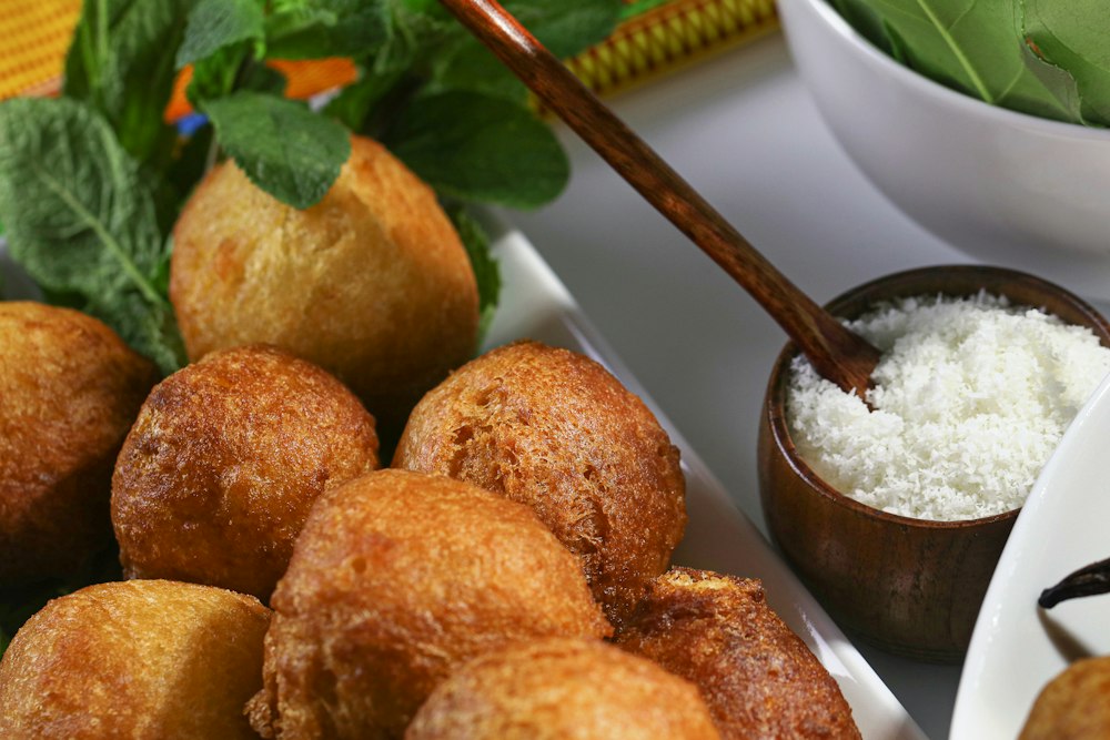 Gbofloto & alloco : Beignets gbofloto dorés et alloco croustillant, à grignoter ou à partager.