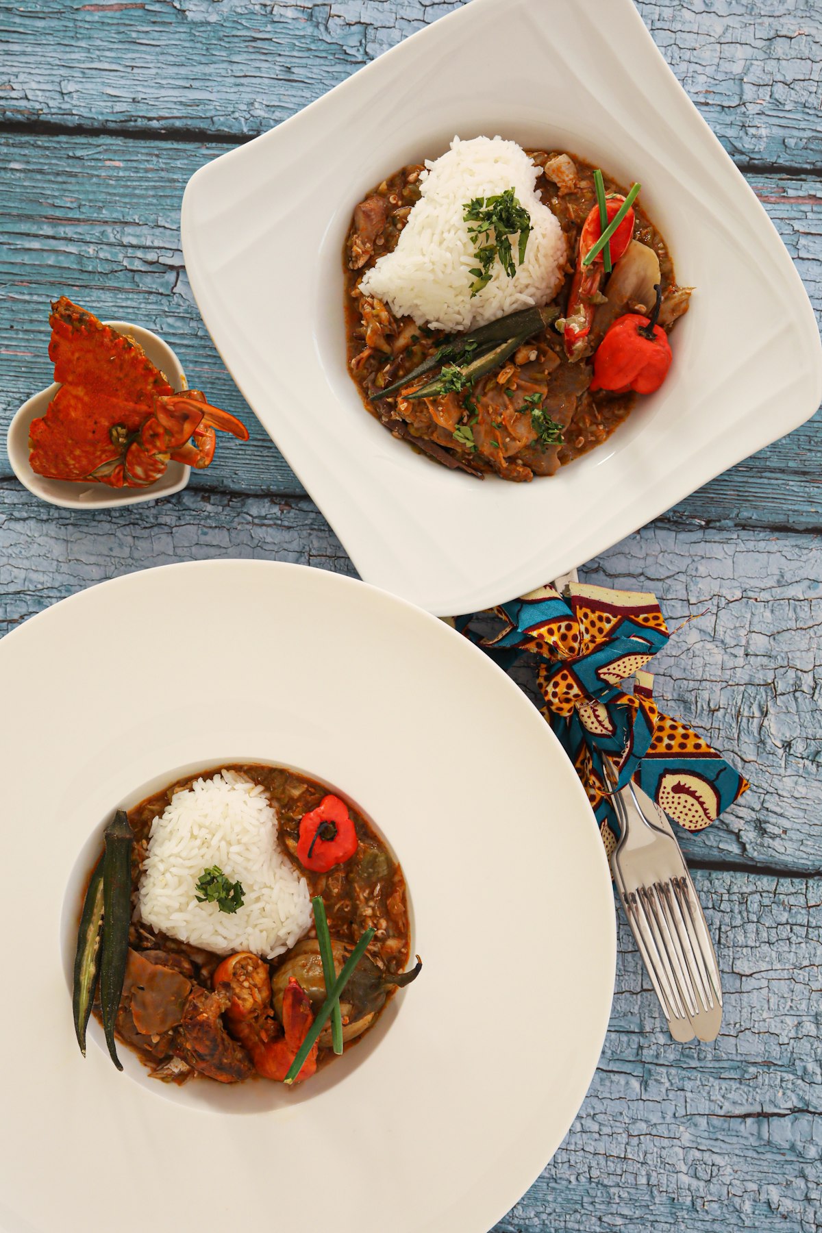 Deux assiettes de plats africains