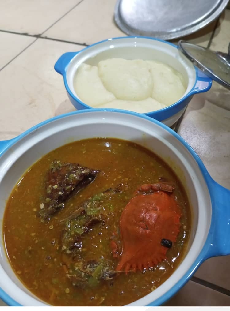 Placali sauce kopè : Pâte de manioc fermenté, sauce gombo kopè au poisson fumé, crabe et viande.