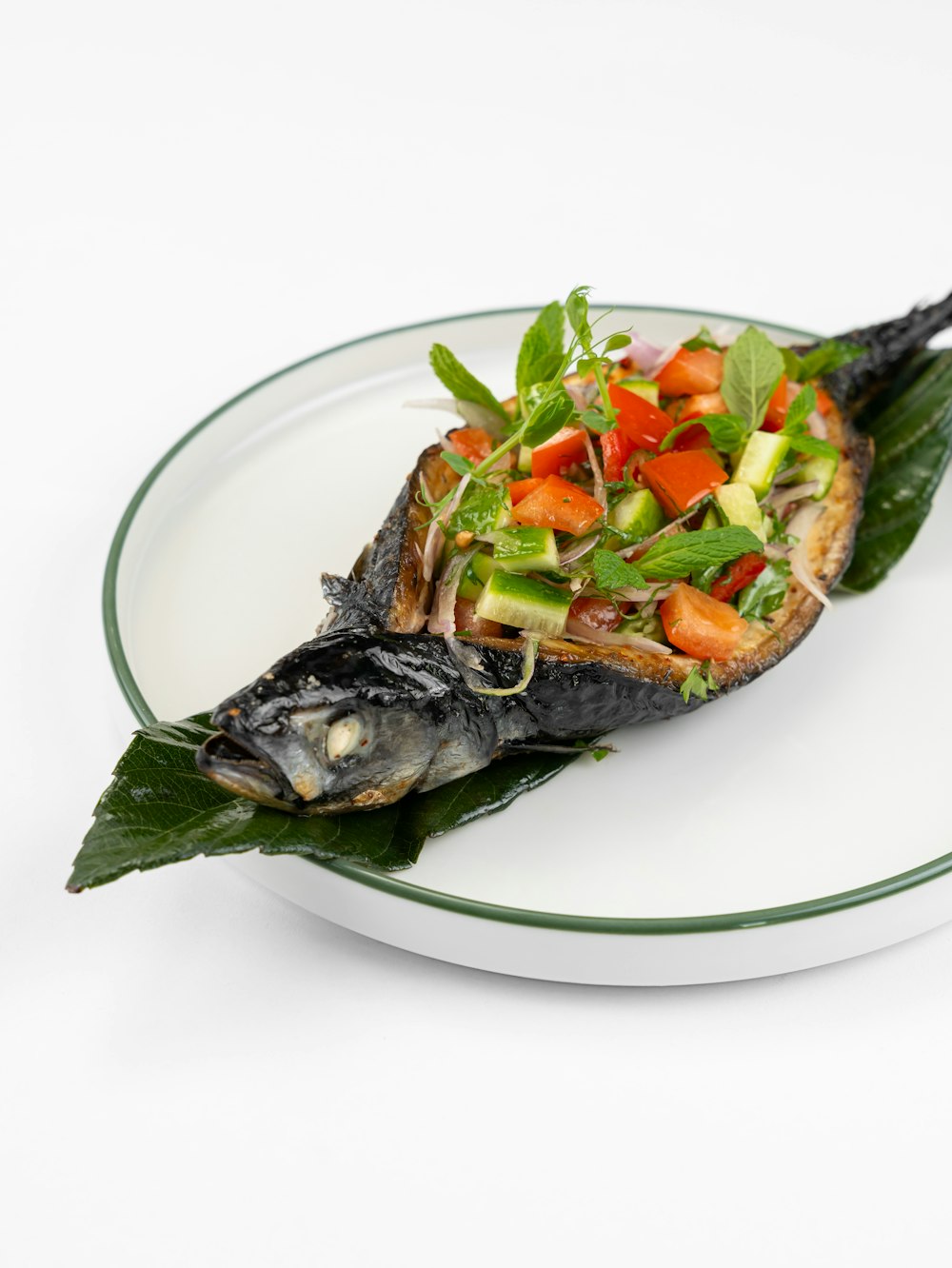 Poisson braisé, tomates et oignons